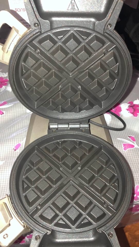 Cuisinart Verticle Waffle Machine - photo 4