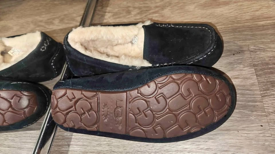 UGG SLIPPER BRAND NEW