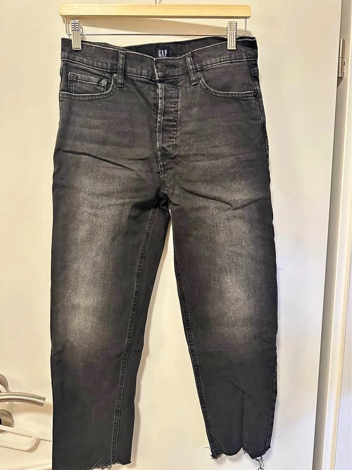 GAP Cheeky Straight Jeans Faded Black Raw Hem 8/29