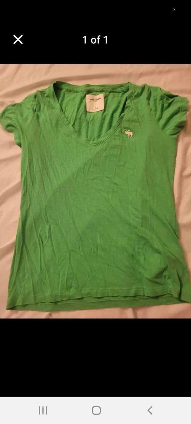 Abercrombie & Fitch Green V-Neck T-Shirt - Size Medium