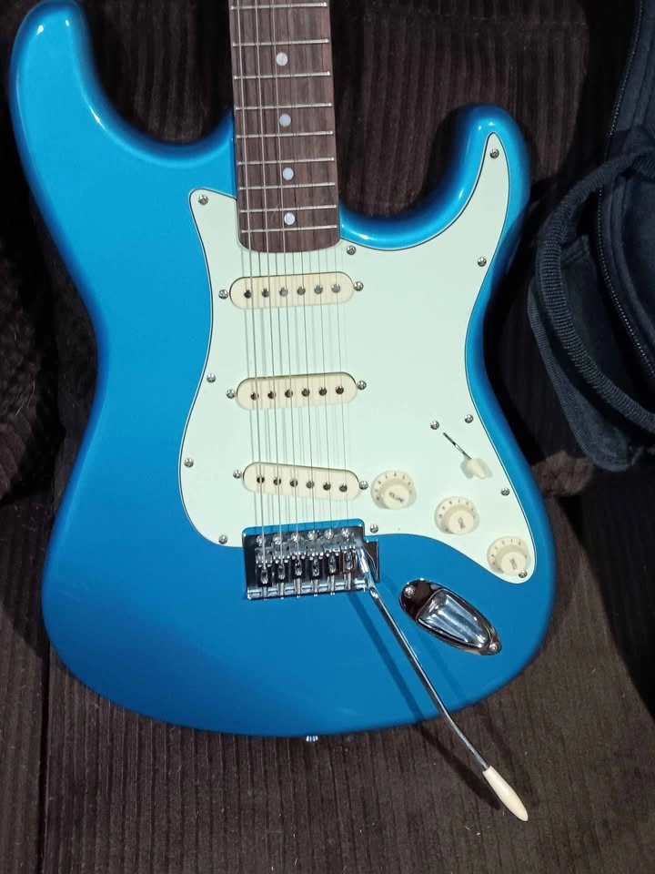 Jay Turser Vintage Series Electric Guitar w/ Gig Bag - photo 2