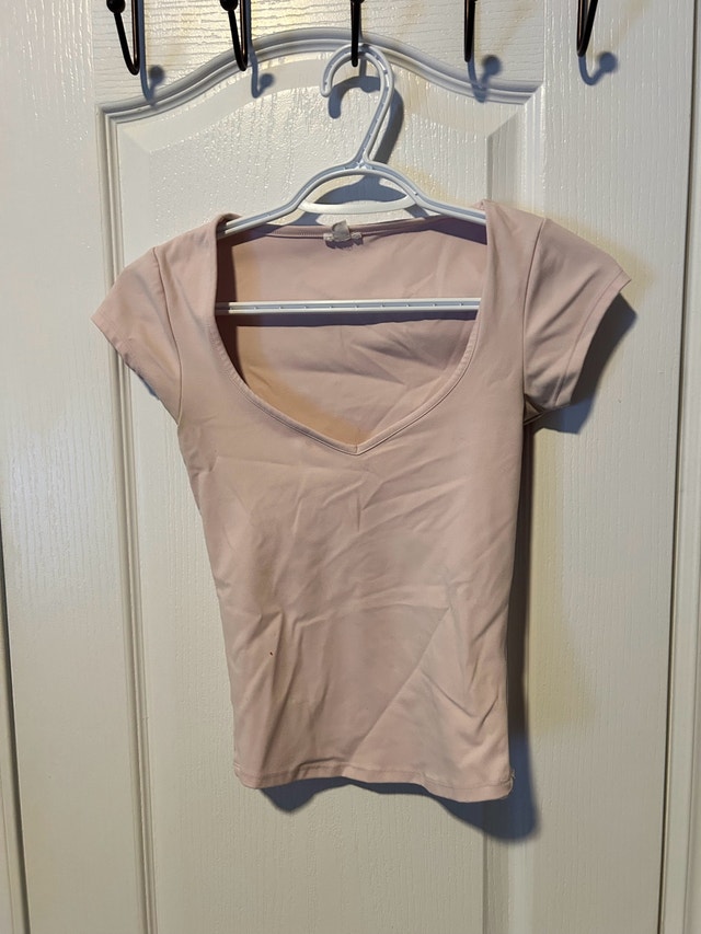 Light pink Garage v-neck t-shirt, size XS