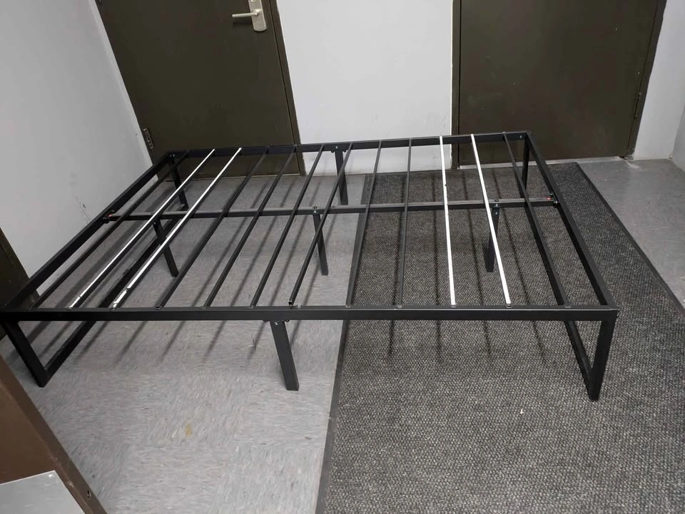 Full size metal bed frame - photo 2