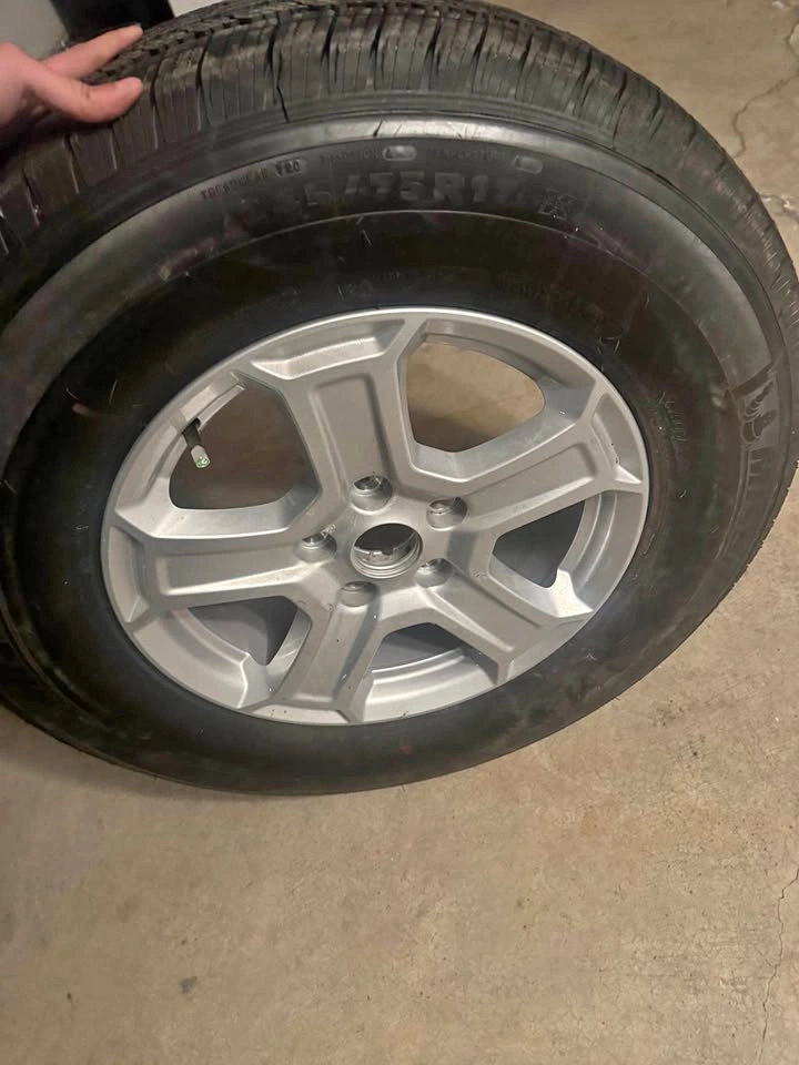 Jeep Wrangler Michelin Tire & OEM Rim 245/75R17