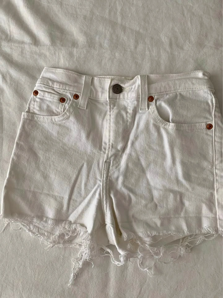 White high waisted shorts from Levi’s size 25