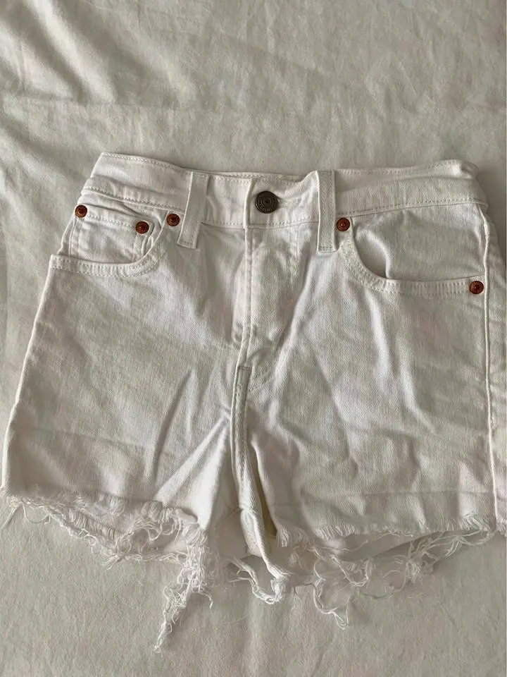 White high waisted shorts from Levi’s size 25