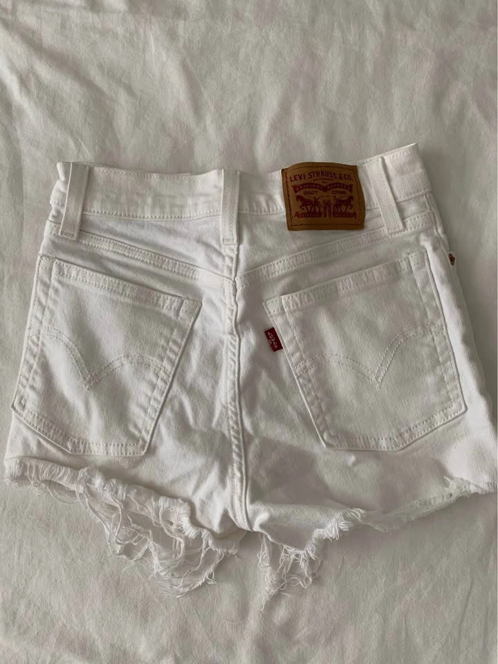 White high waisted shorts from Levi’s size 25 - photo 2