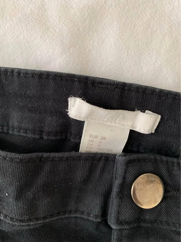 Black mini shorts from H&M - photo 2