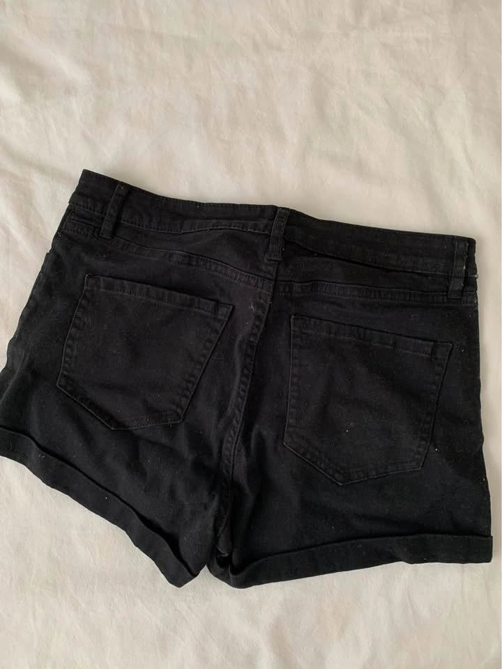 Black mini shorts from H&M - photo 3