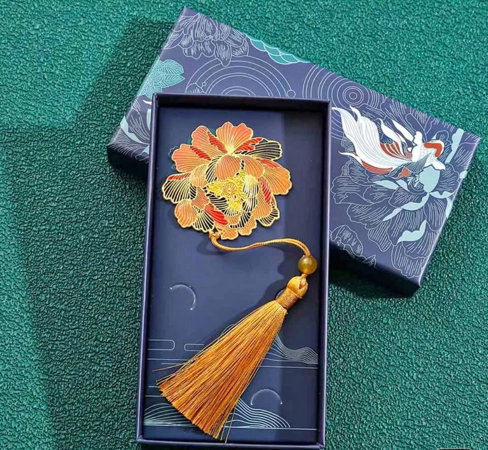 A beautiful metal bookmark for a gift 🎁✨