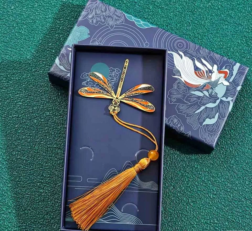 A beautiful metal bookmark for a gift 🎁✨