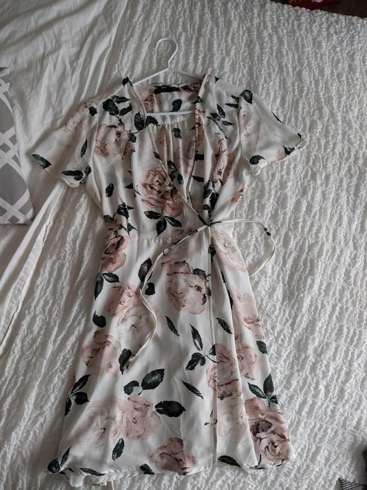 White flowy floral dress - photo 4