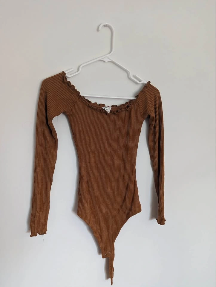 Over the shoulder long sleeve bodysuit - photo 2