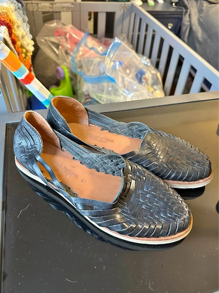 Women’s Huarache Shoes - Size 10