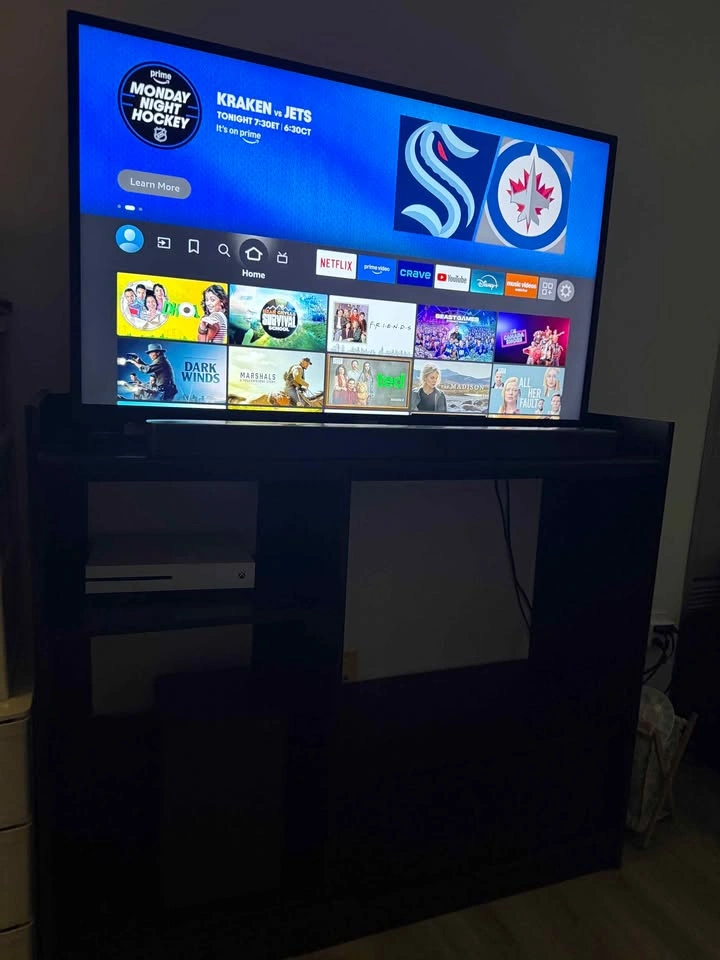 50” Toshiba 4K Smart TV + Stand - photo 4