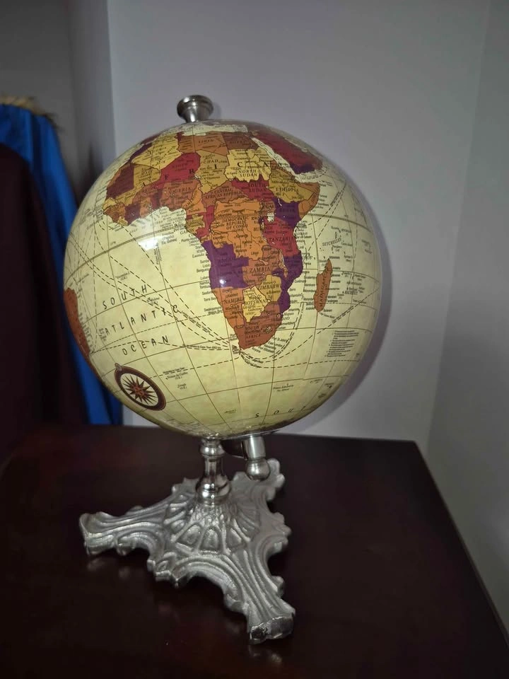 Vintage-Style Desktop Globe with Ornate Silver Base - photo 2