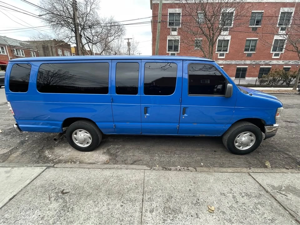 2012 Ford Econoline E350 Super Duty Passenger Extended Van - photo 2