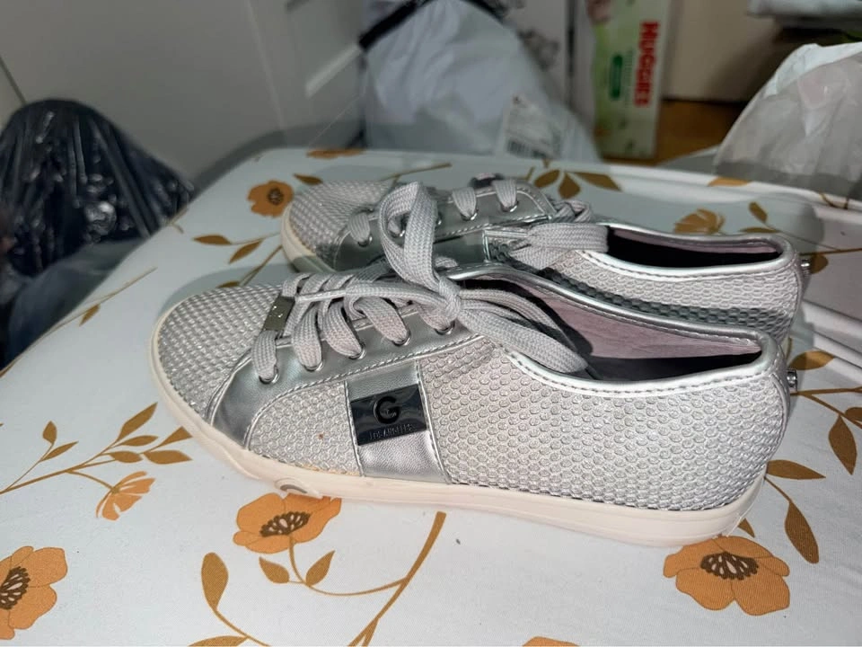 Guess Shoes - Size 8.5 - photo 2