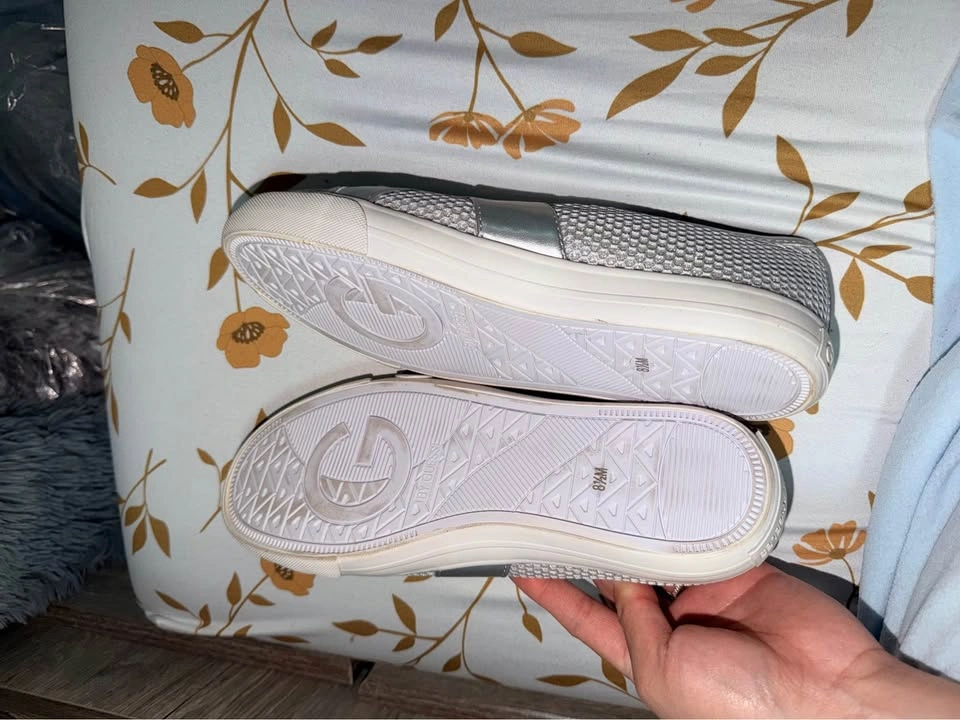 Guess Shoes - Size 8.5 - photo 3