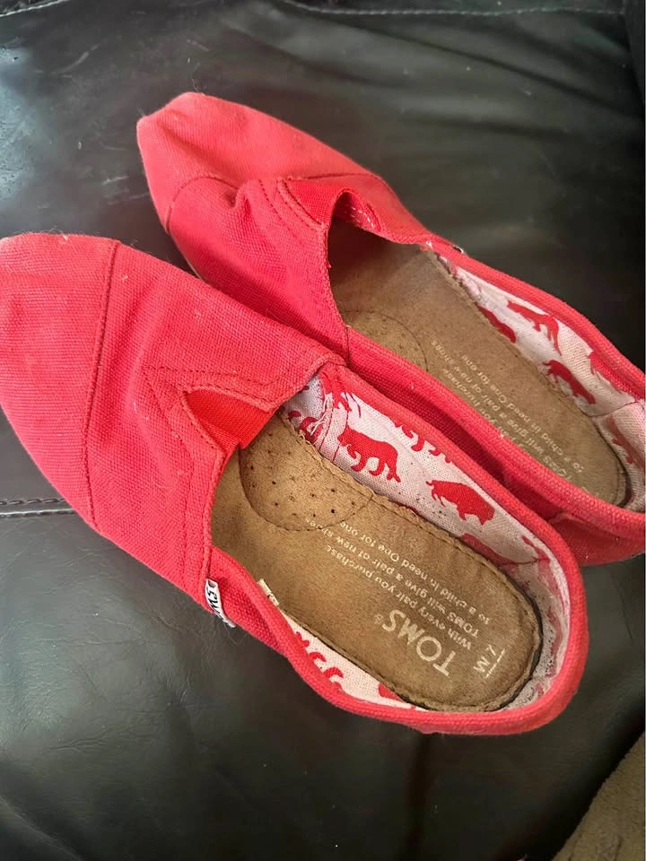 TOMS Women's Red Canvas Slip-On Flats - Size 7
