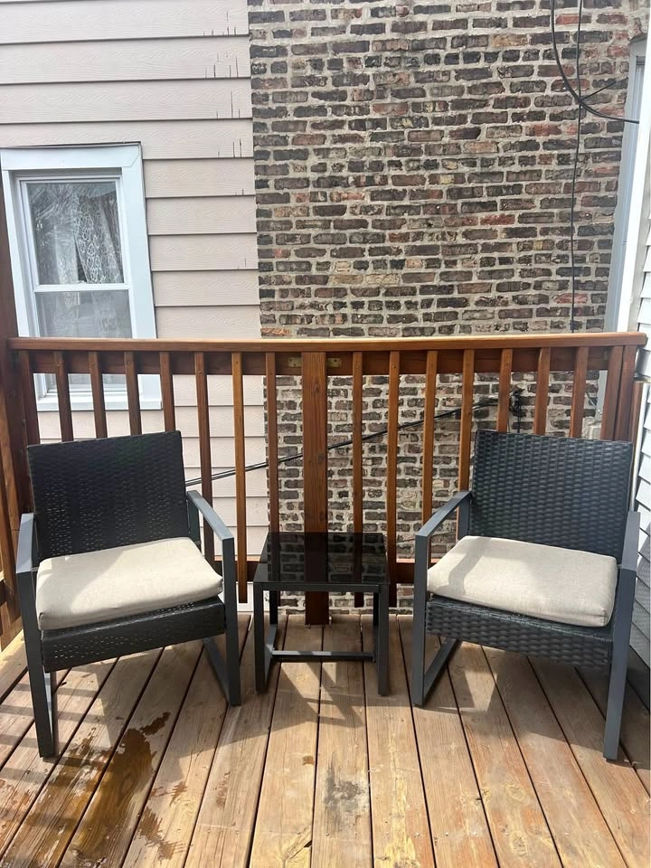 Outdoor Chairs & Side Table
