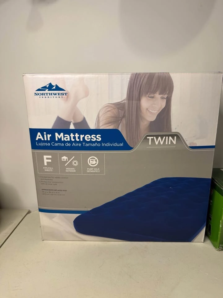 Northwest Territories Twin Air Mattress & Colmen Pump - photo 3