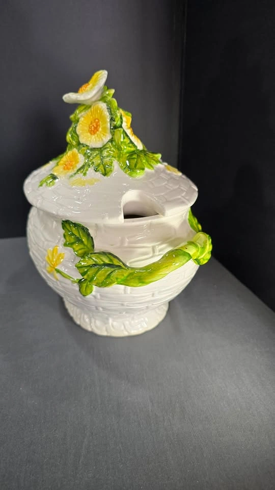 Lefton Ceramic Soup Tureen with Daisy Flowers and Green Leaves - photo 2