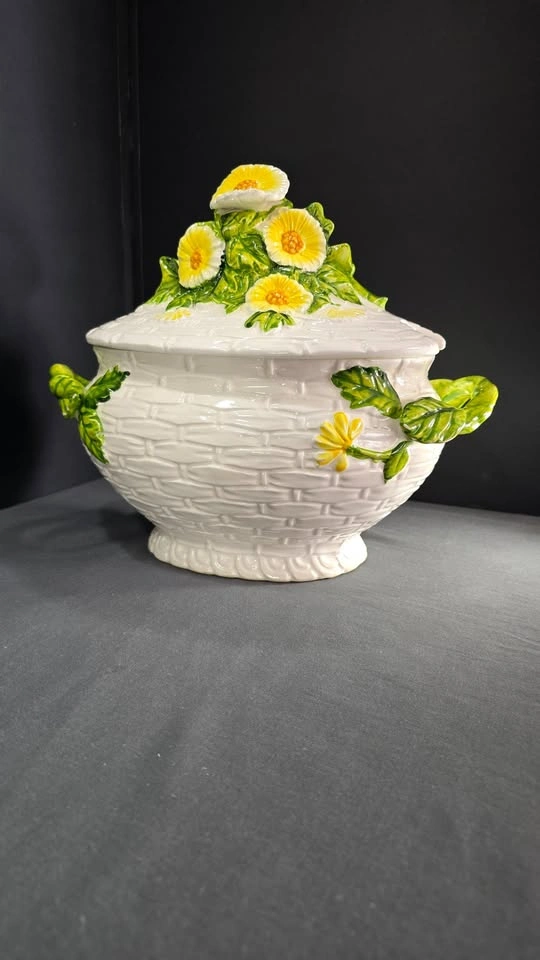 Lefton Ceramic Soup Tureen with Daisy Flowers and Green Leaves - photo 3