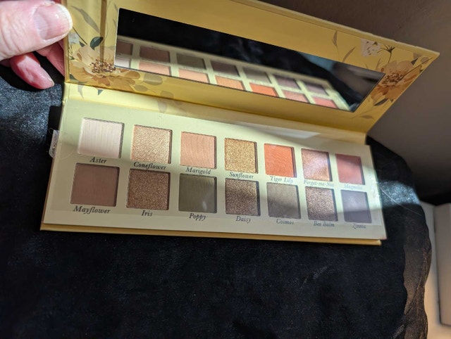 NEW Eyeshadow pallets never used - photo 4