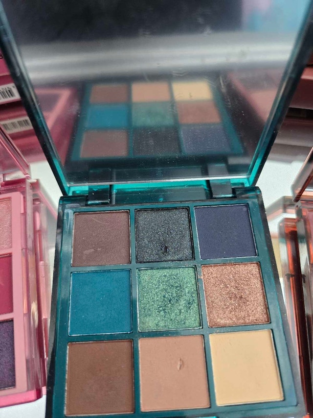 NIP Oasis Collection Eyeshadow Palettes - photo 5