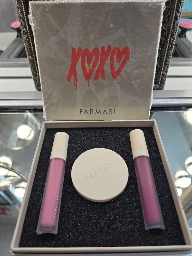 NIB XOXO Valentines Day Set