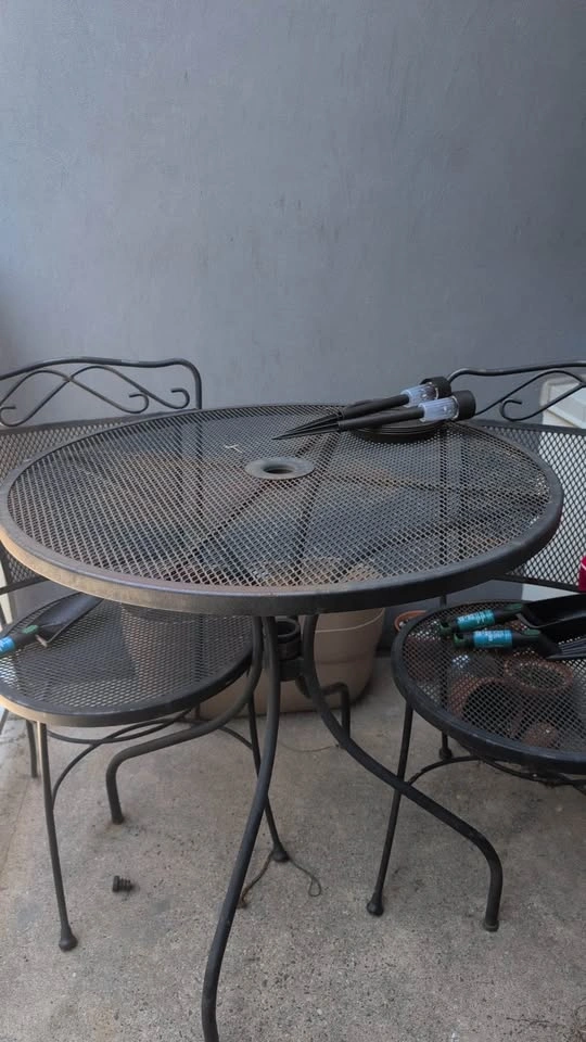 Vintage Black Metal Patio Bistro Set – Round Mesh Table + 2 Chai - photo 2