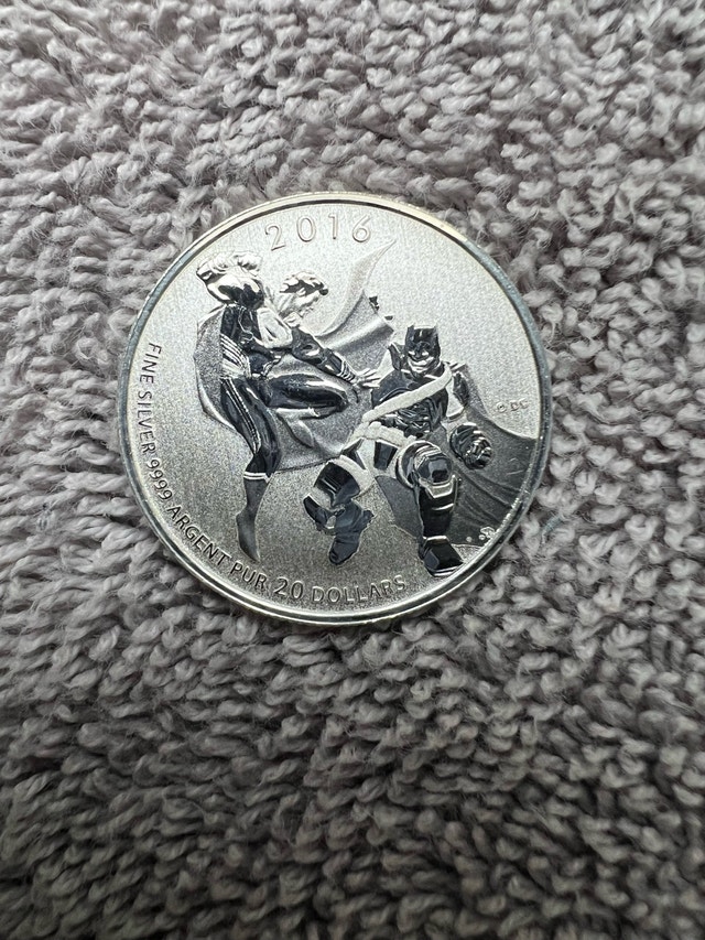 .9999 Silver Superman vs Batman Coin