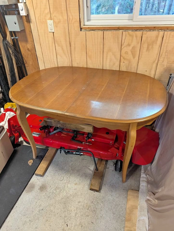 Hutch, Table and 4 Chairs (Set)