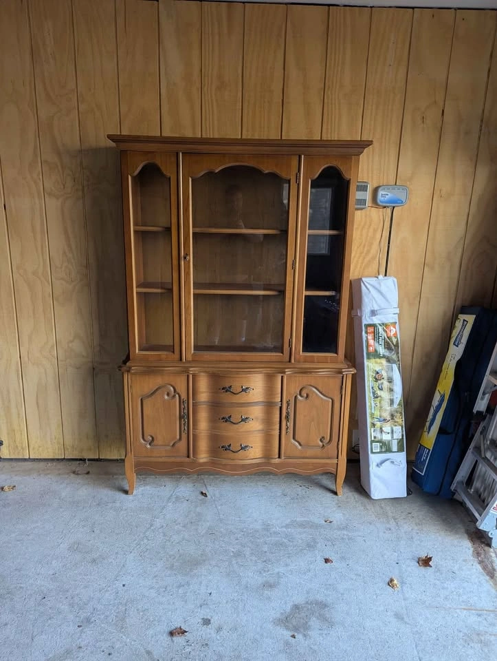 Hutch, Table and 4 Chairs (Set) - photo 3