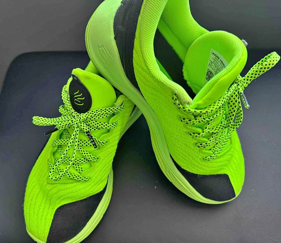 Boys Under Armour Shoes Size 3.5Y