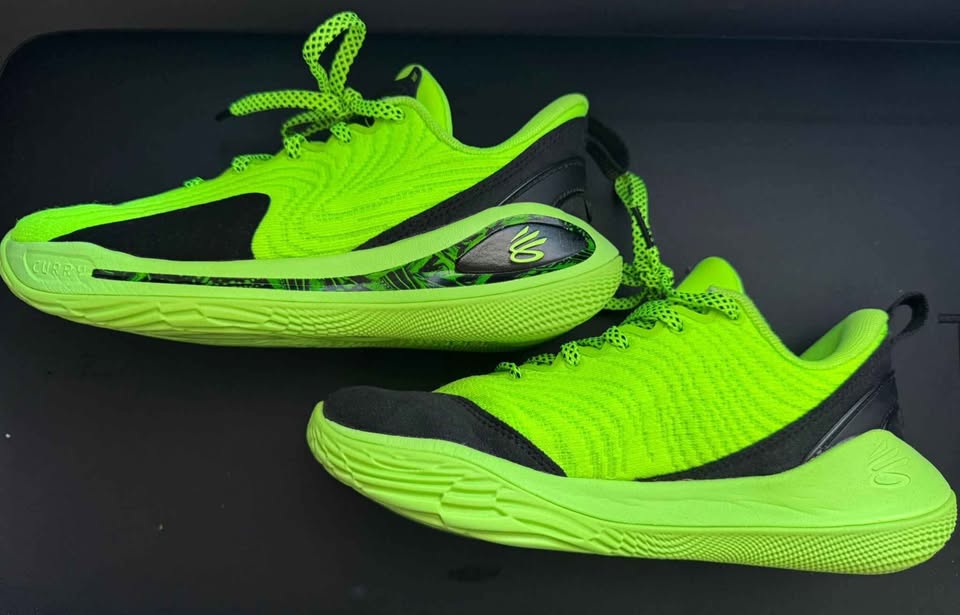 Boys Under Armour Shoes Size 3.5Y - photo 2