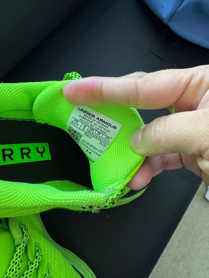 Boys Under Armour Shoes Size 3.5Y - photo 3