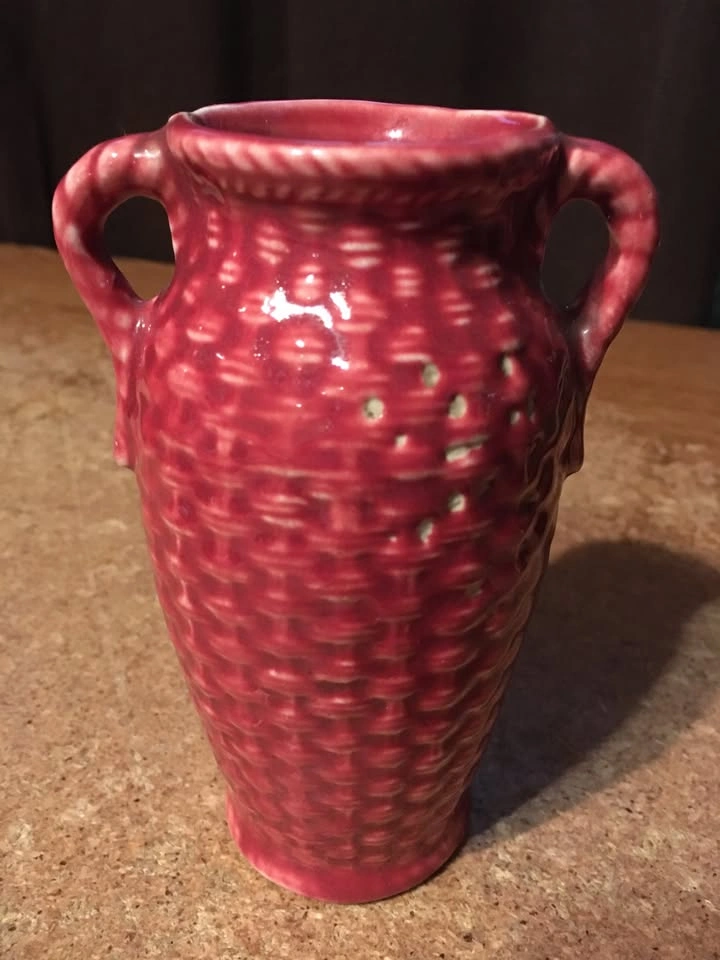VINTAGE MCCOY USA VASE BASKETWEAVE TEXTURE RED FLORAL WITH HANDL - photo 3