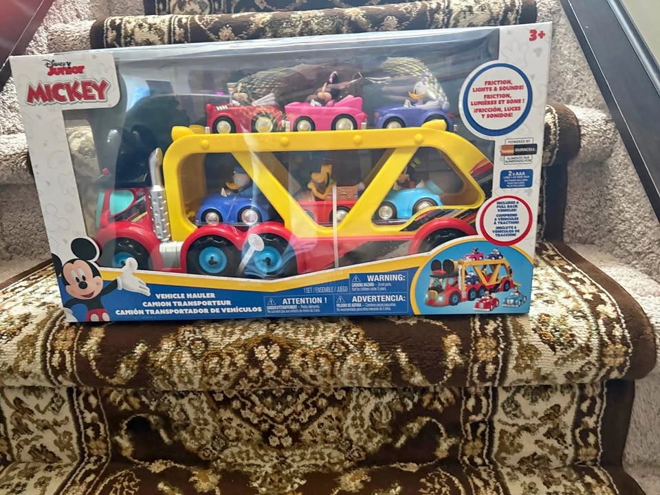 Disney Mickey Mouse Hauler (7 Pieces)