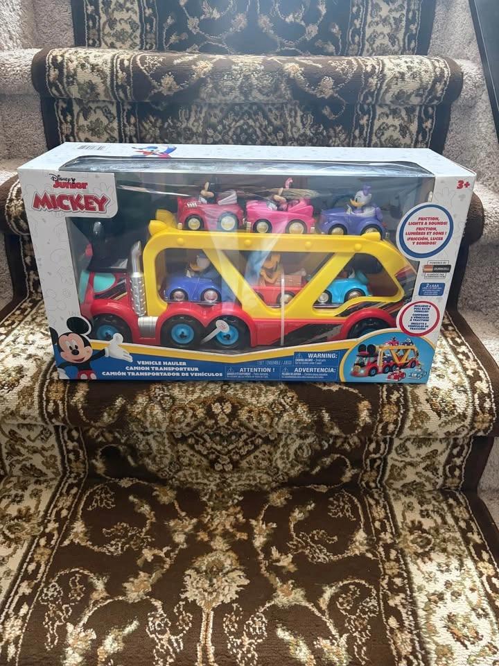Disney Mickey Mouse Hauler (7 Pieces) - photo 3