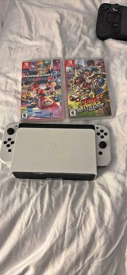 Nintendo Switch OLED Splatoon Edition + Mario Kart 8 & Strikers