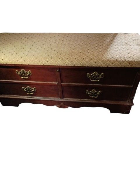 LANE Mid-century Cedar Chest with Cushion - Queen Anne Style