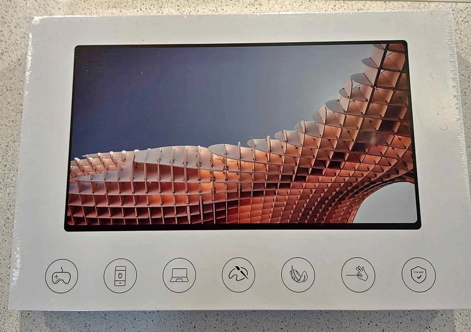 17.3" 2.5K Portable Monitor - Wireless USB-C