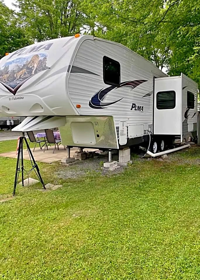 2012 Palomino Puma 253FBS Fifth Wheel - 27ft, Sleeps 6