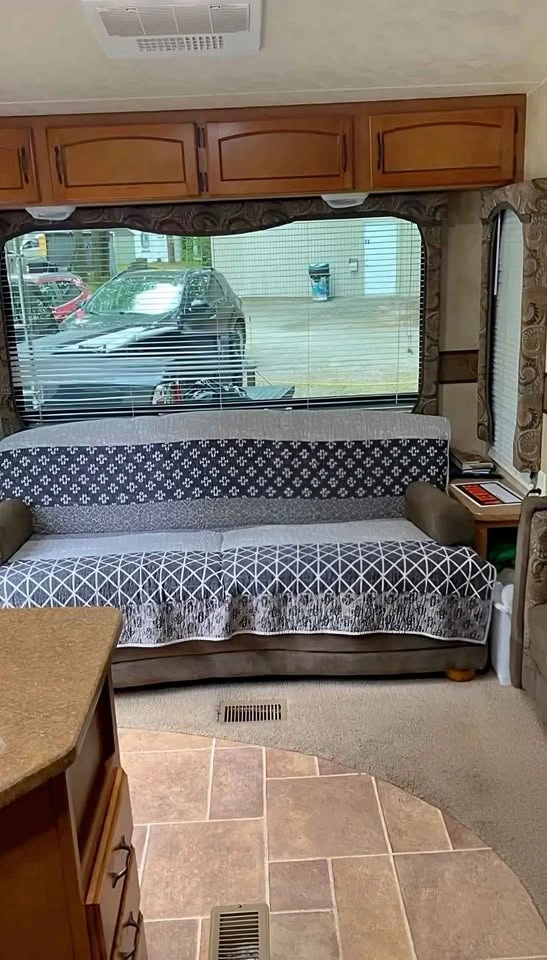 2012 Palomino Puma 253FBS Fifth Wheel - 27ft, Sleeps 6 - photo 4