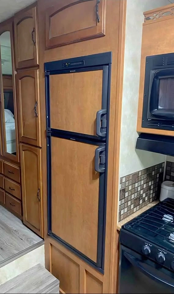 2012 Palomino Puma 253FBS Fifth Wheel - 27ft, Sleeps 6 - photo 5