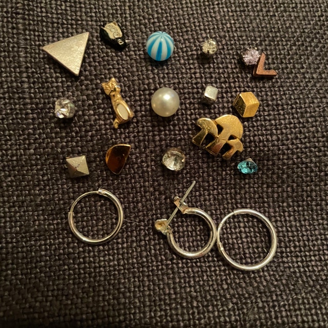 Lot of 19 single earrings - studs and small hoops - Really cute!