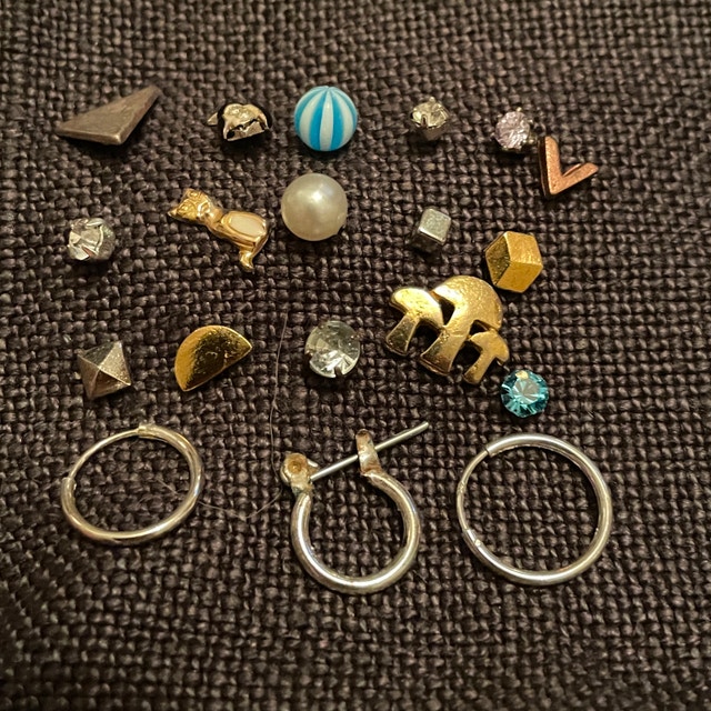 Lot of 19 single earrings - studs and small hoops - Really cute! - photo 2