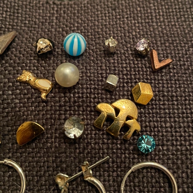 Lot of 19 single earrings - studs and small hoops - Really cute! - photo 3